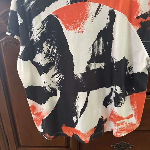 Under Armour Abstract Black, White, and Orange Top. - Picture 2 of 10
